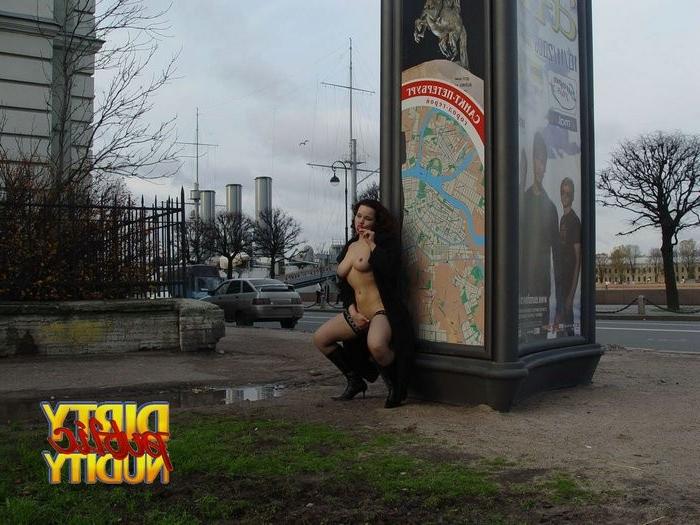 12P Alisa shows pussy in public