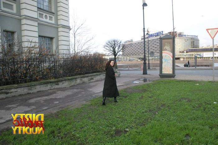 12P Alisa shows pussy in public
