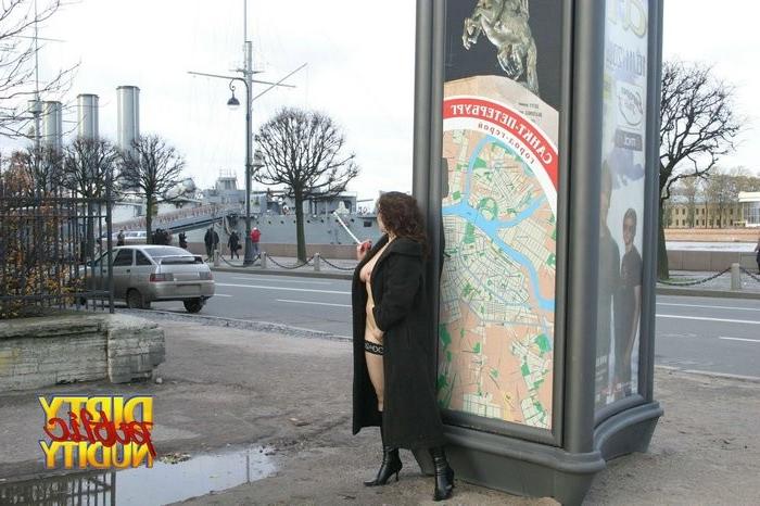 12P Alisa shows pussy in public