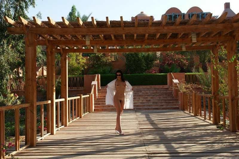 15P Hot amateur loves to get naked in public