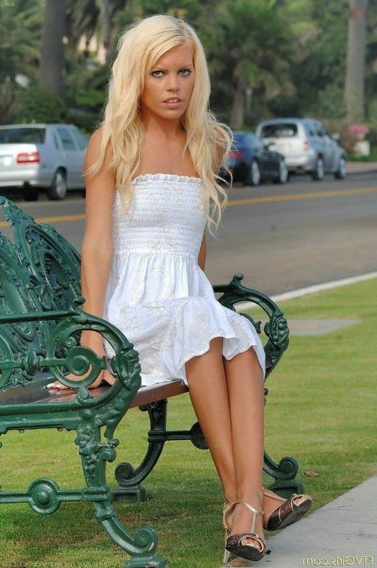 16P Pretty Blonde Masturbating In Public