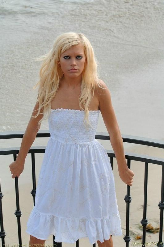 16P Pretty Blonde Masturbating In Public