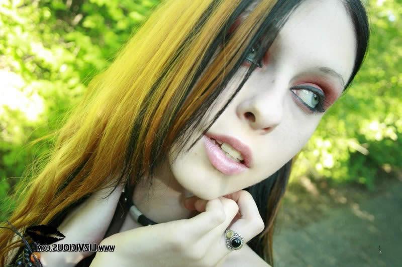 16P Redhead goth liz vicious strips and poses in the woods