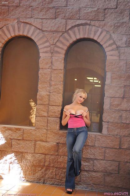 15P Sassy blonde teen drops her jeans in public