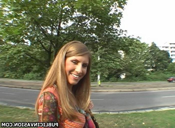 16P girl tempted to blowjob in public for a bucks