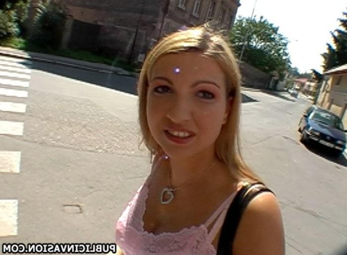 16P a girl get spotted blowing cock in public outdoor