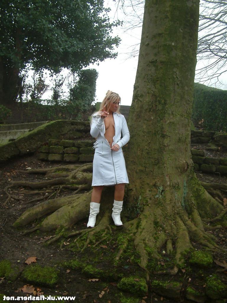 15P Cute blonde nude in public