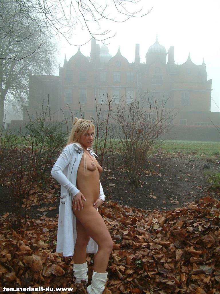 15P Cute blonde nude in public