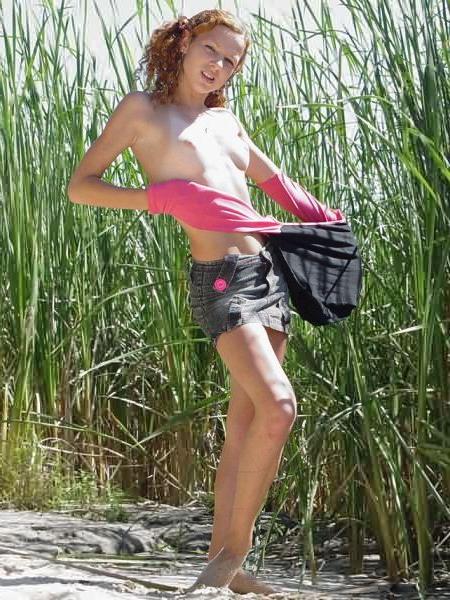 16P Mini Tit Redhead Roza Strips Outdoors in Nature