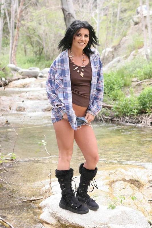 15P Taryn Thomas strips off her daisy dukes in nature