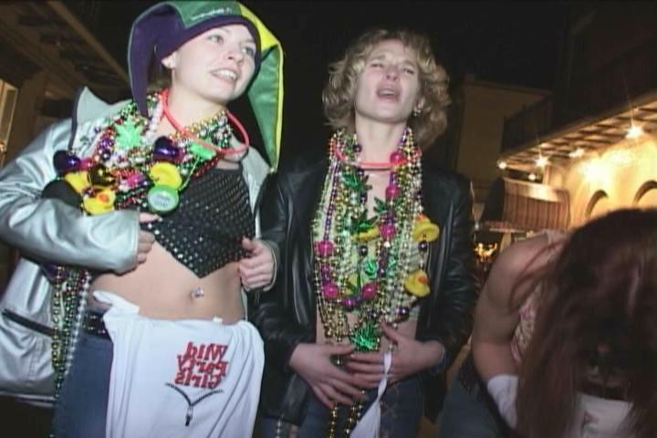 16P college girls flashing tits in public