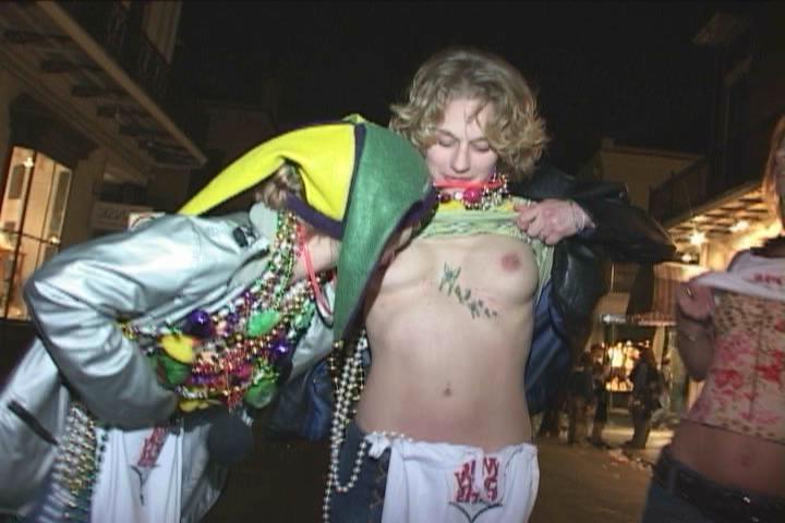 16P college girls flashing tits in public