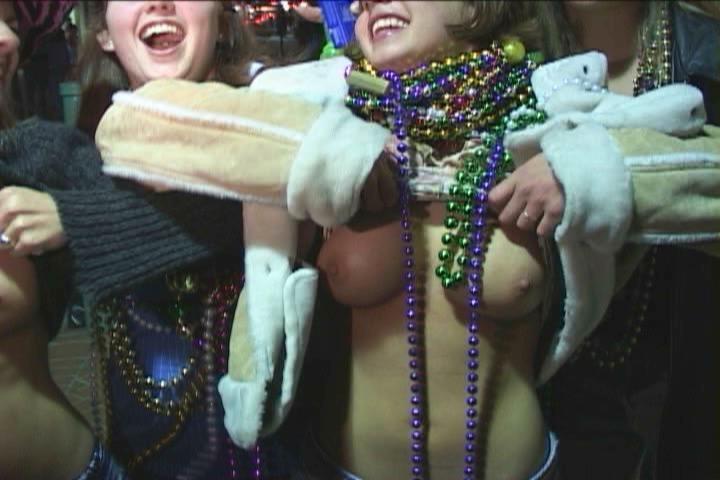 16P college girls flashing tits in public