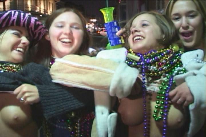 16P college girls flashing tits in public