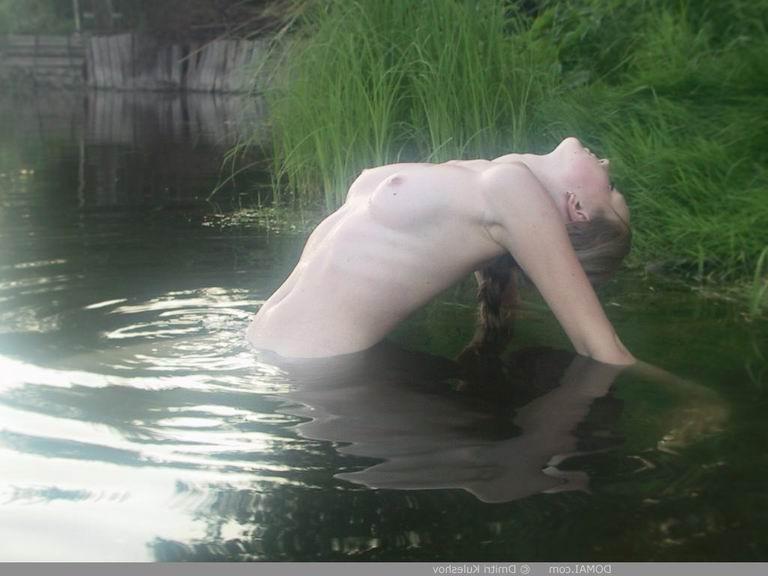 16P Artistic nude girls posing outside