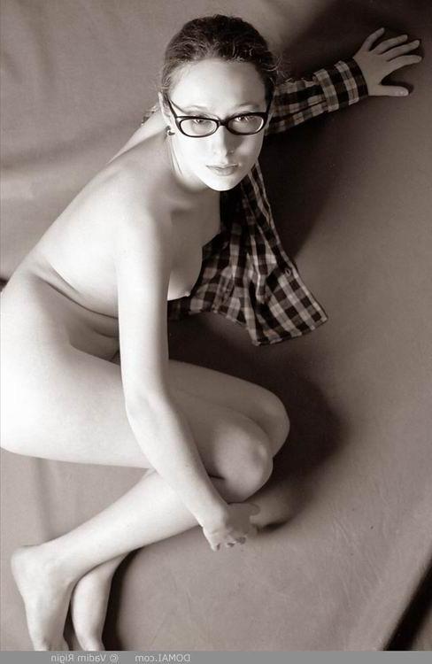 16P Artistic nude babe posing outside