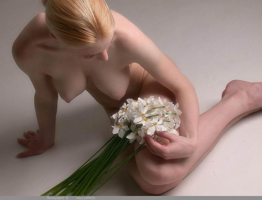 16P Artistic nude teen and babe posing outside