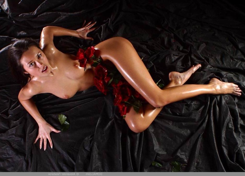 16P Artistic nude teen and babe posing outside