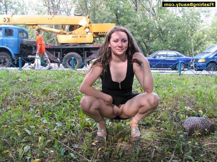 16P Girl flashing bottomless in public