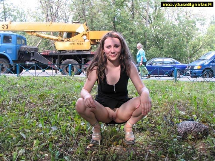 16P Girl flashing bottomless in public