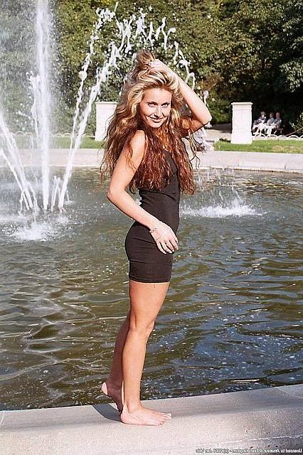15P Lady uses her long hair to cover her naked tits in public