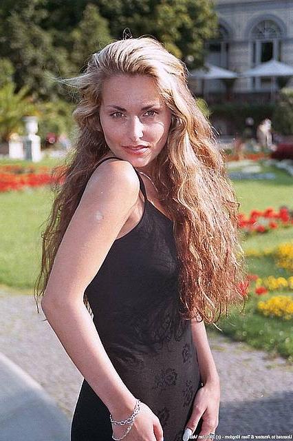 15P Lady uses her long hair to cover her naked tits in public