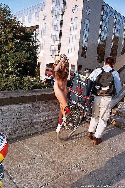 15P Lady uses her long hair to cover her naked tits in public