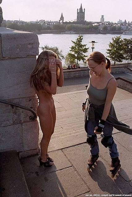 15P Lady uses her long hair to cover her naked tits in public