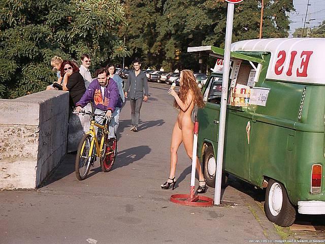 15P Lady uses her long hair to cover her naked tits in public