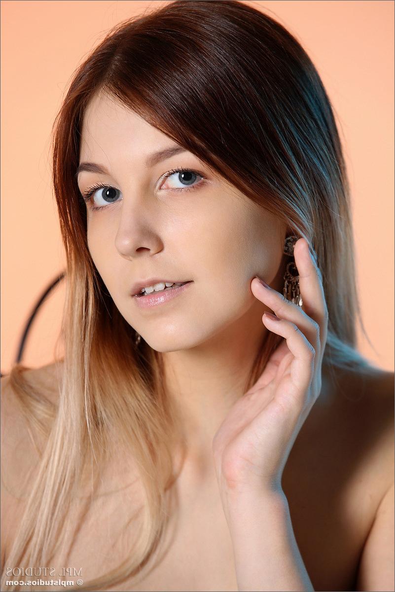 12P Gorgeous teen Taylor showing off her smoking hot body