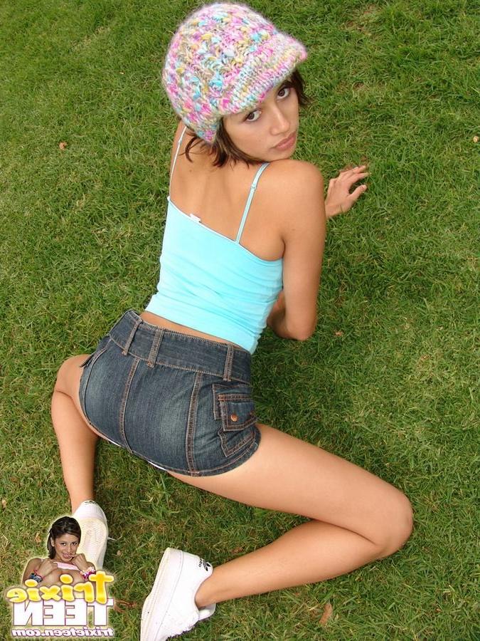 15P Eighteen year old flashes outdoors on bleachers