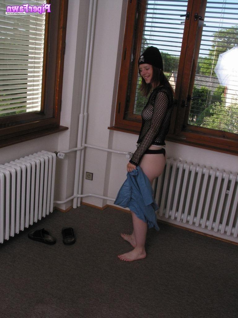 16P Busty redhead teen in hat