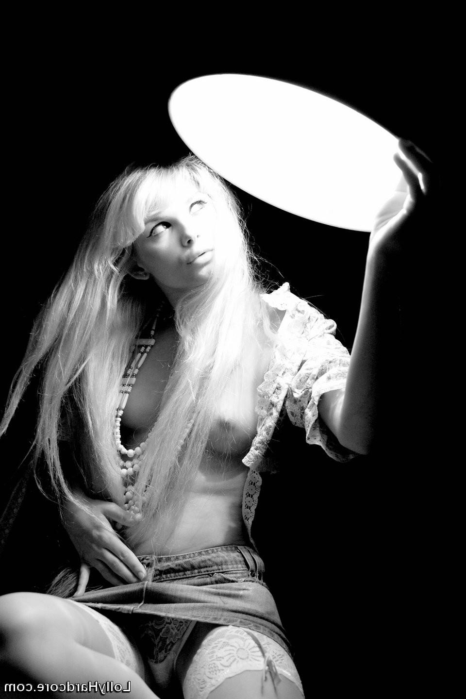 15P Beautiful artistic images of Lolly getting naked