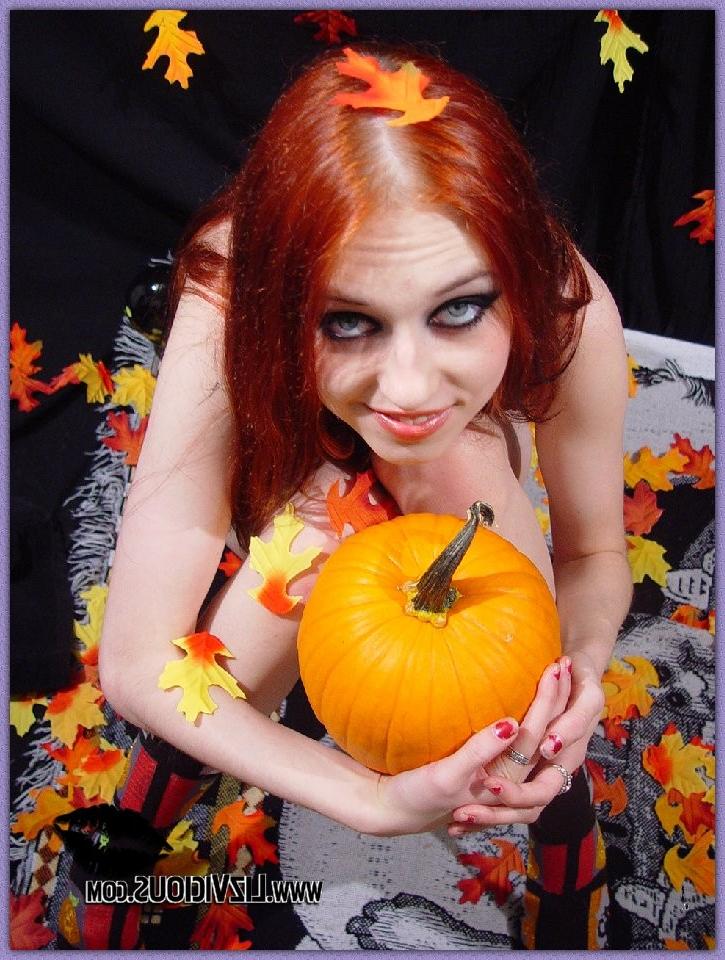 16P sexy gothic teen nextdoor liz vicious love fall and leafs