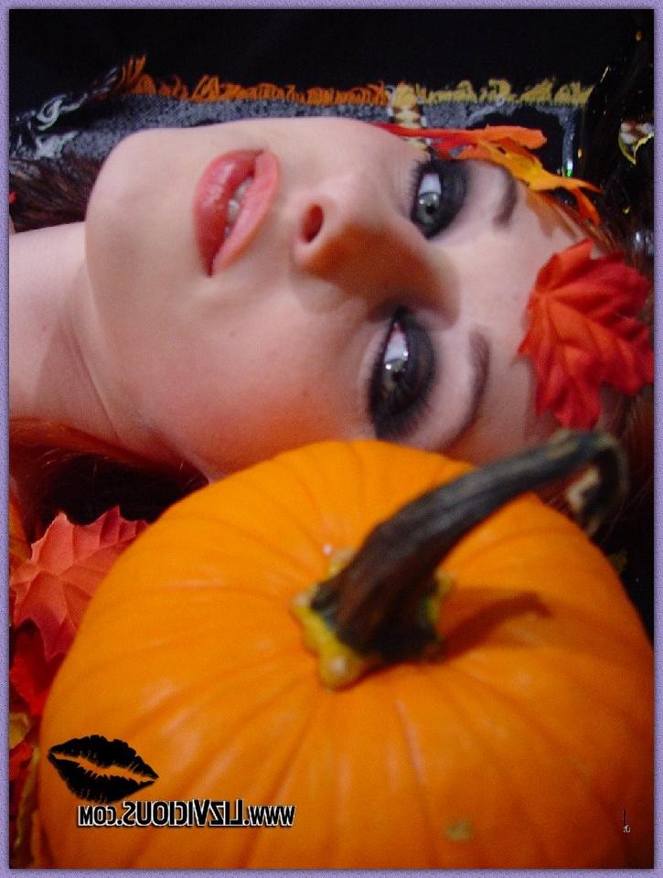 16P sexy gothic teen nextdoor liz vicious love fall and leafs