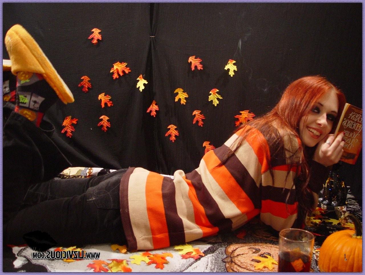 16P sexy gothic teen nextdoor liz vicious love fall and leafs