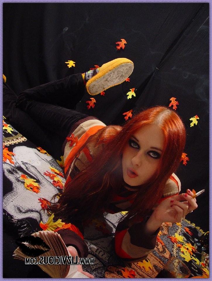 16P sexy gothic teen nextdoor liz vicious love fall and leafs