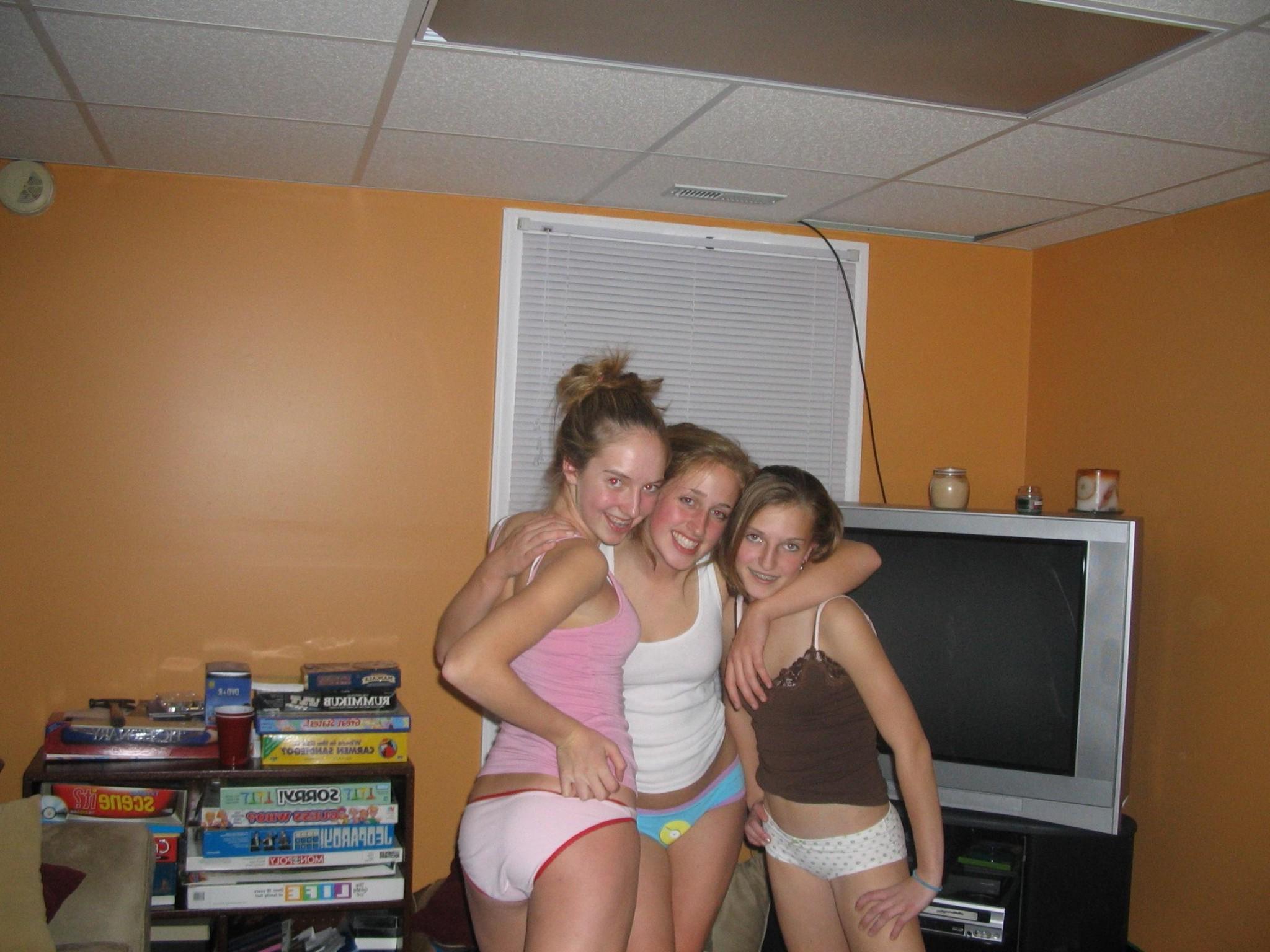 16P Horny Girls Who Love To Show Off In Public