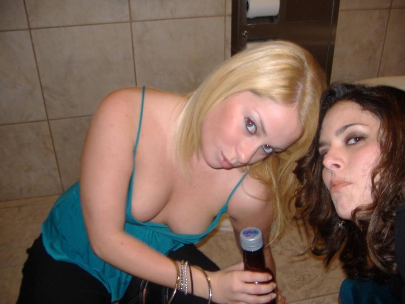 16P Horny Girls Who Love To Show Off In Public
