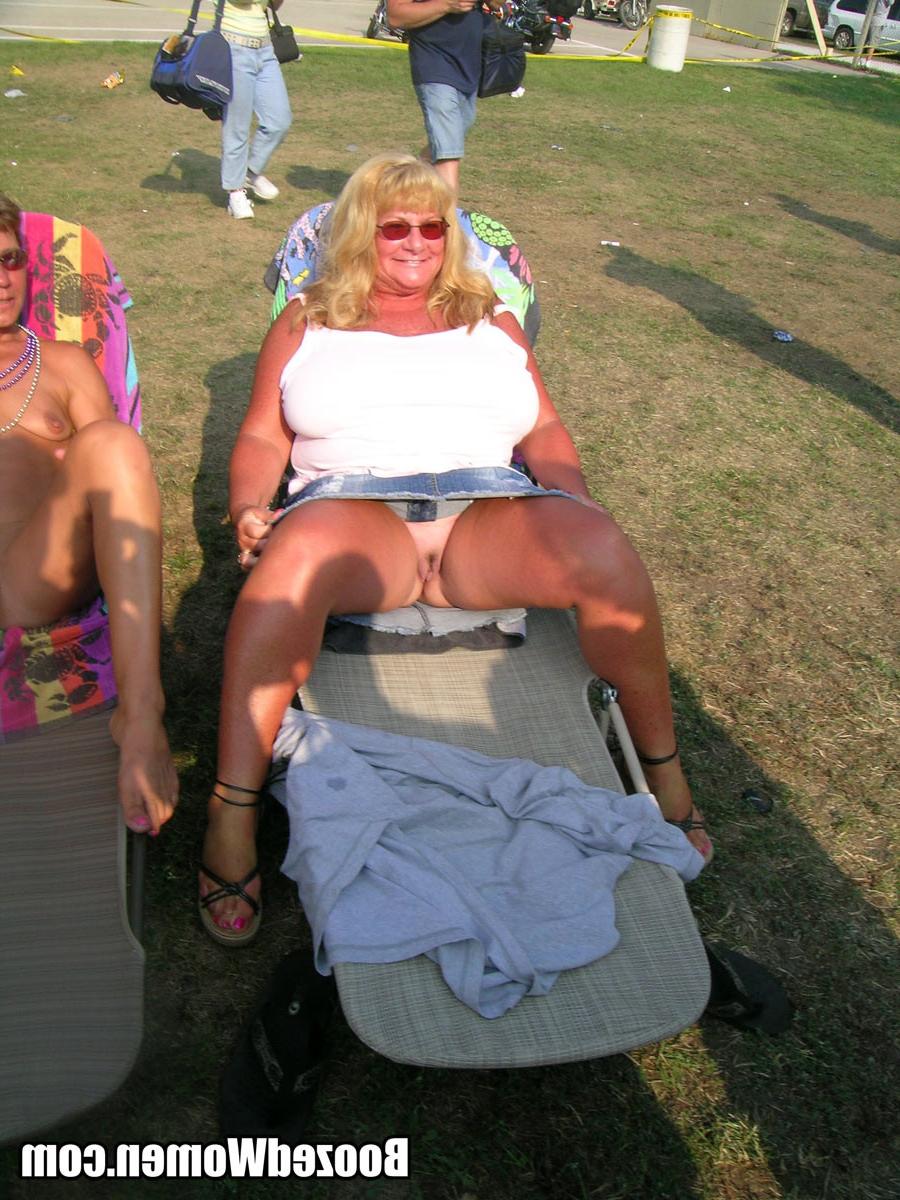 12P Drunk chicks having fun at public show