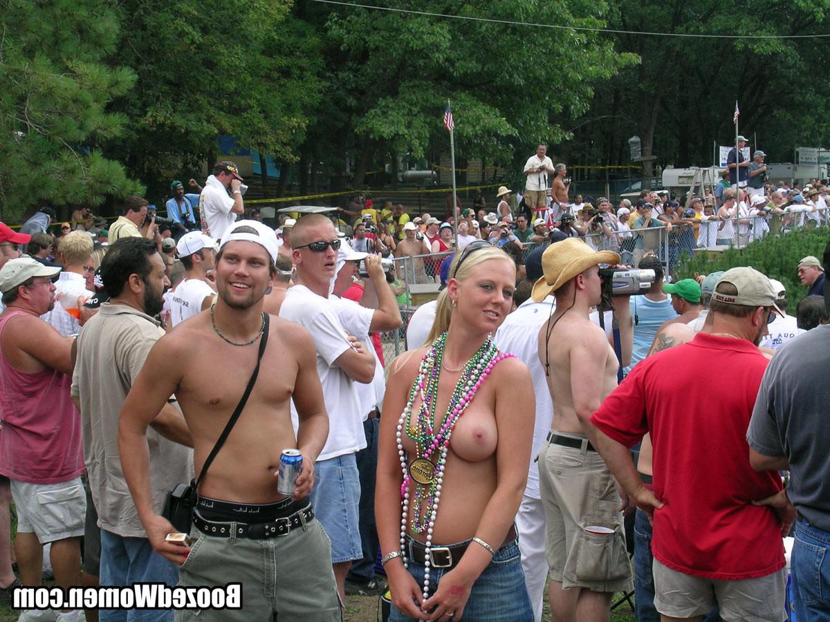 12P Drunk chicks having fun at public show