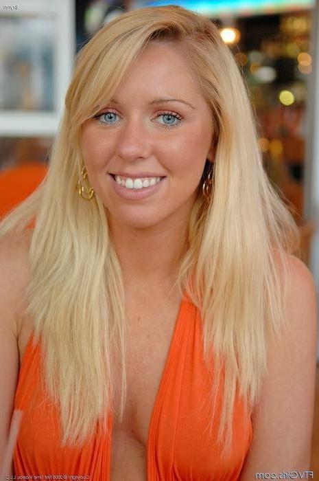 16P Sexy Blonde In Public Flashing
