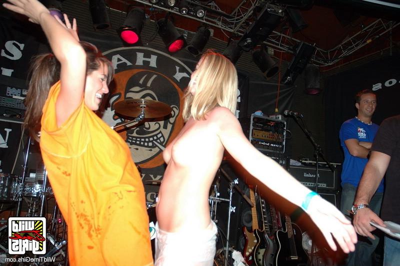 15P drunk girls nude in public at a spring break party