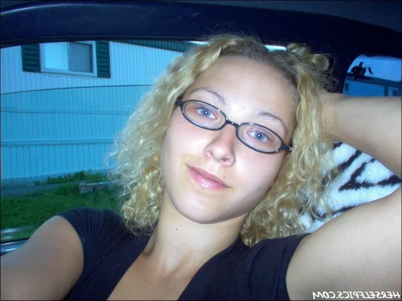 15P Stupid little slut likes flashing her cunt in public