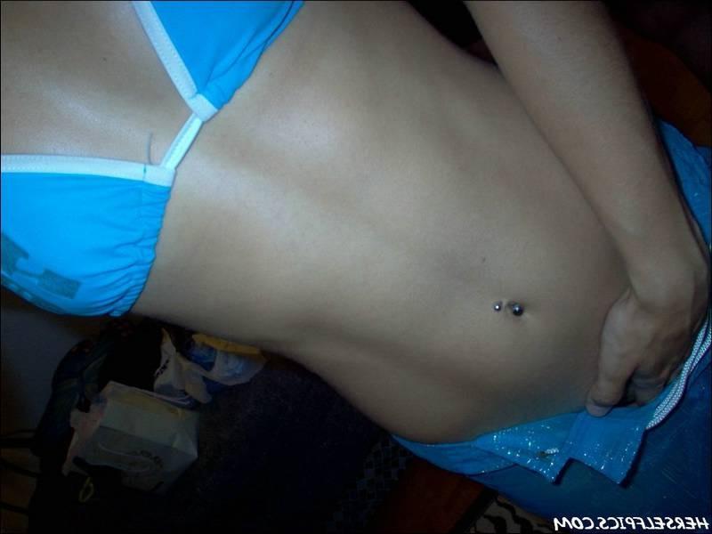 15P Stupid little slut likes flashing her cunt in public
