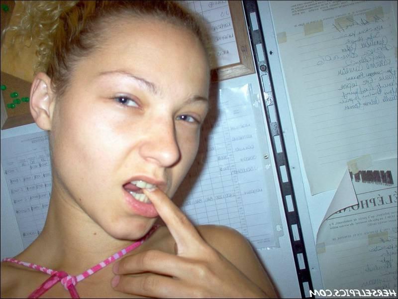 15P Stupid little slut likes flashing her cunt in public