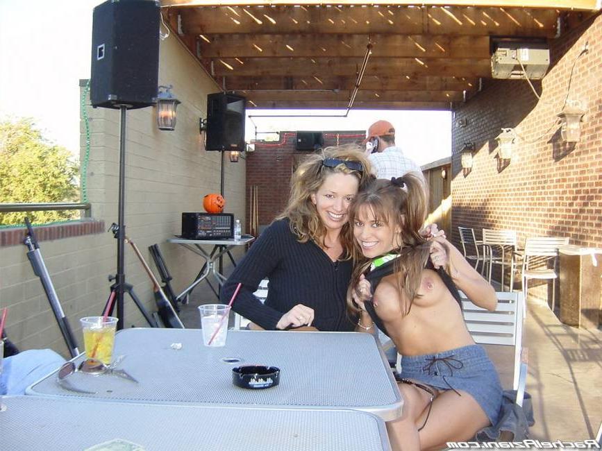 16P Rachel Aziani flashes her pussy in public
