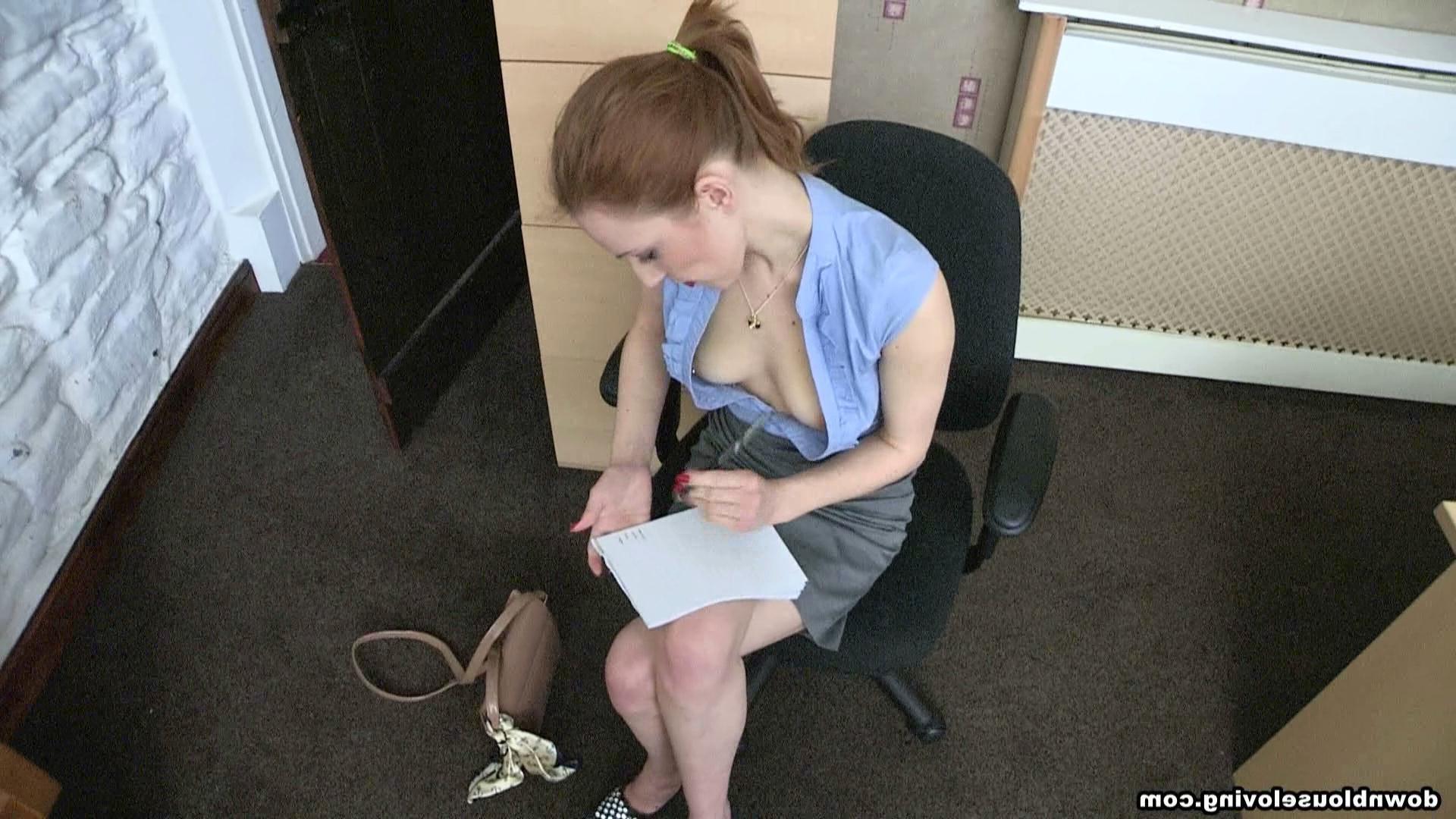 16P Downshirt cleavage spy