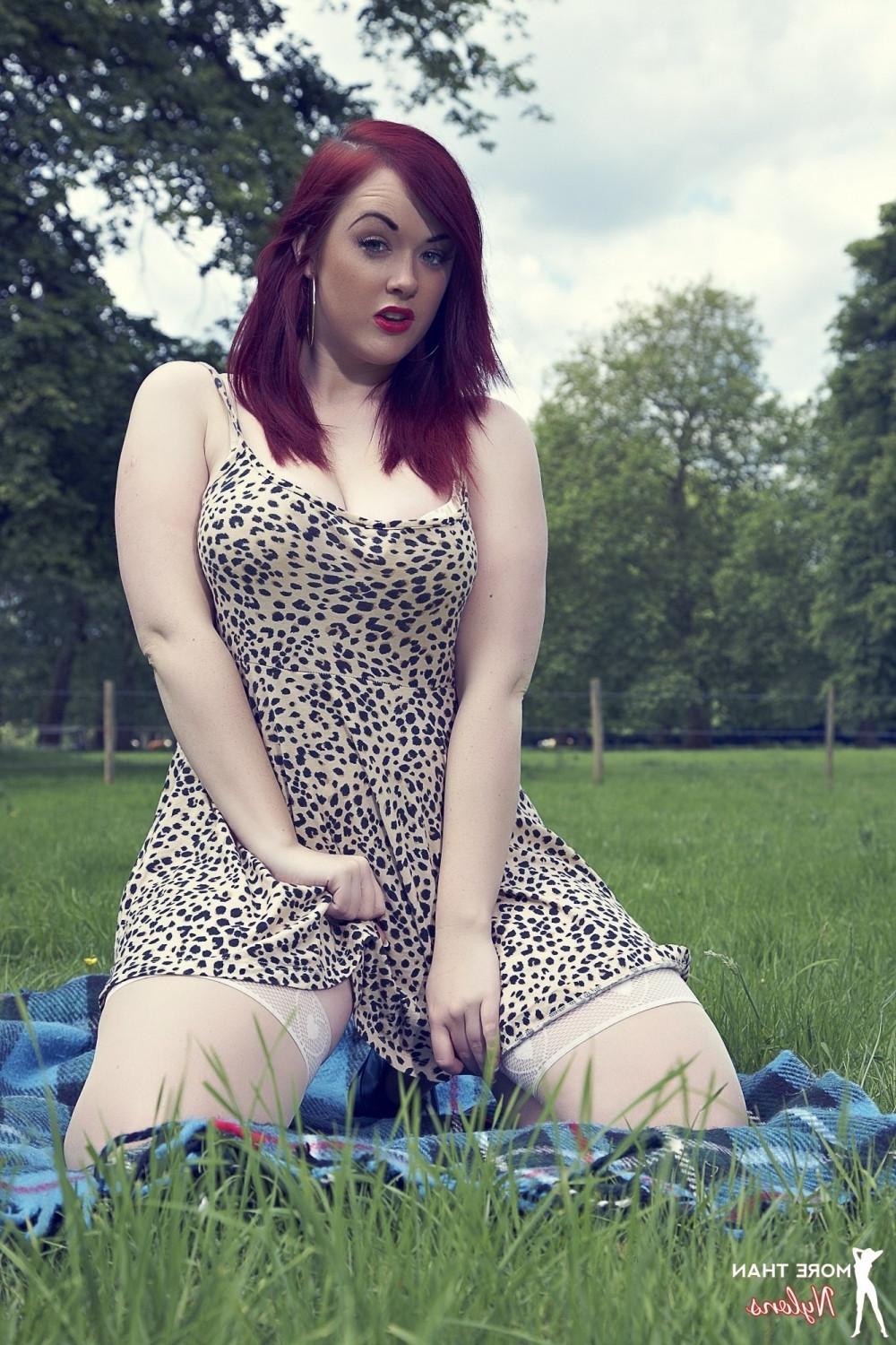 12P Busty redhead babe Jaye Rose in sexy holdups outside