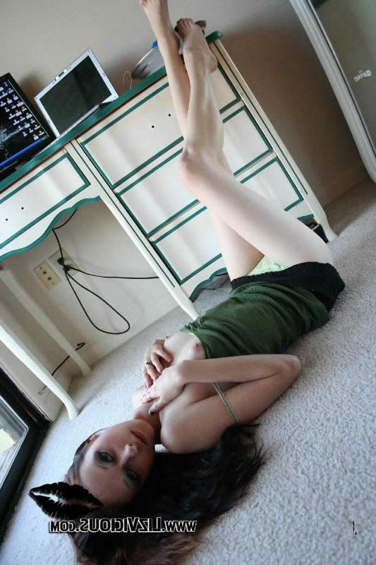 14P Redhead goth chick liz vicious posing seductively